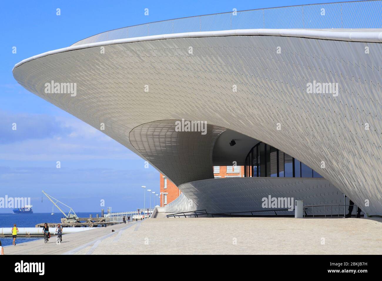 Portugal, Lisbonne, Belém, MAAT (Musée d'Art, d'Architecture et de technologie ou Museu de Arte, Arquitetura e Tecnologia) inauguré en 2016 et conçu par l'architecte britannique Amanda Levete Banque D'Images