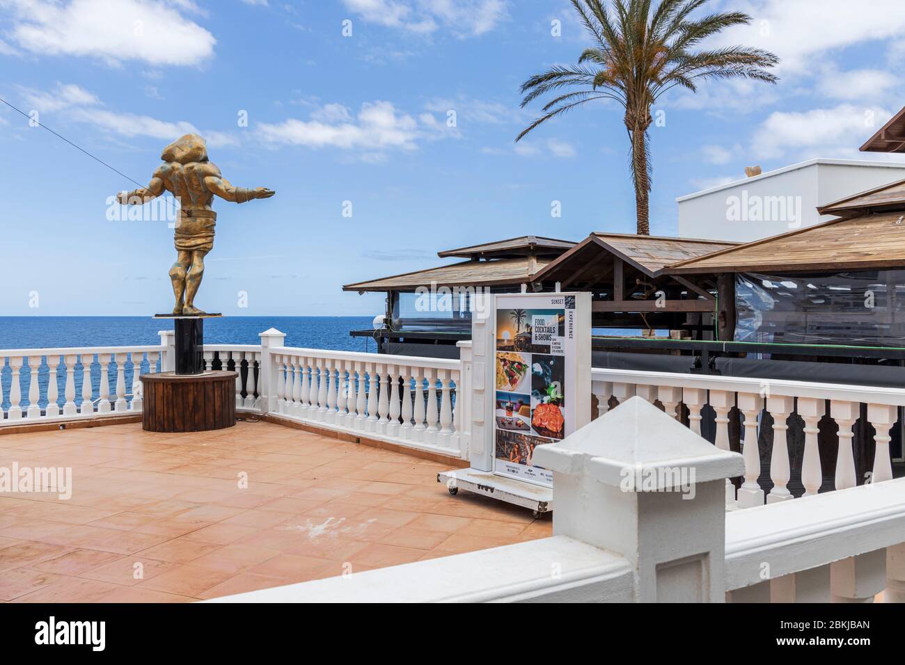 Bar-terrasse vide à Playa Paraiso pendant le covid 19 dans la station touristique de Costa Adeje, Tenerife, îles Canaries, Espagne Banque D'Images