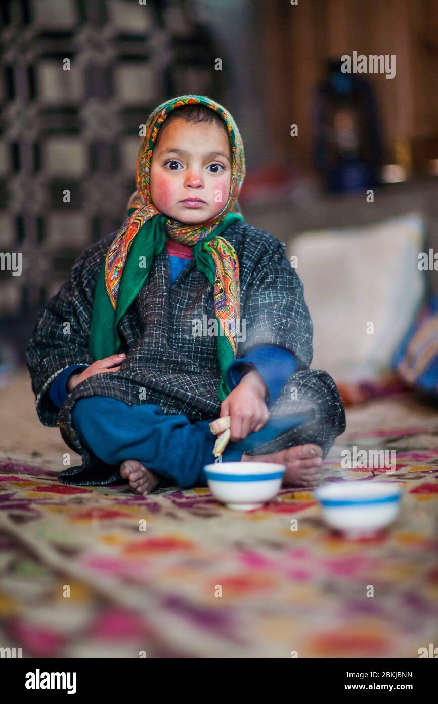 Inde, Jammu-et-Cachemire, Pahalgam, portrait d'une petite fille avec un  regard intense et portant un hijab multicolore, écharpe Photo Stock - Alamy
