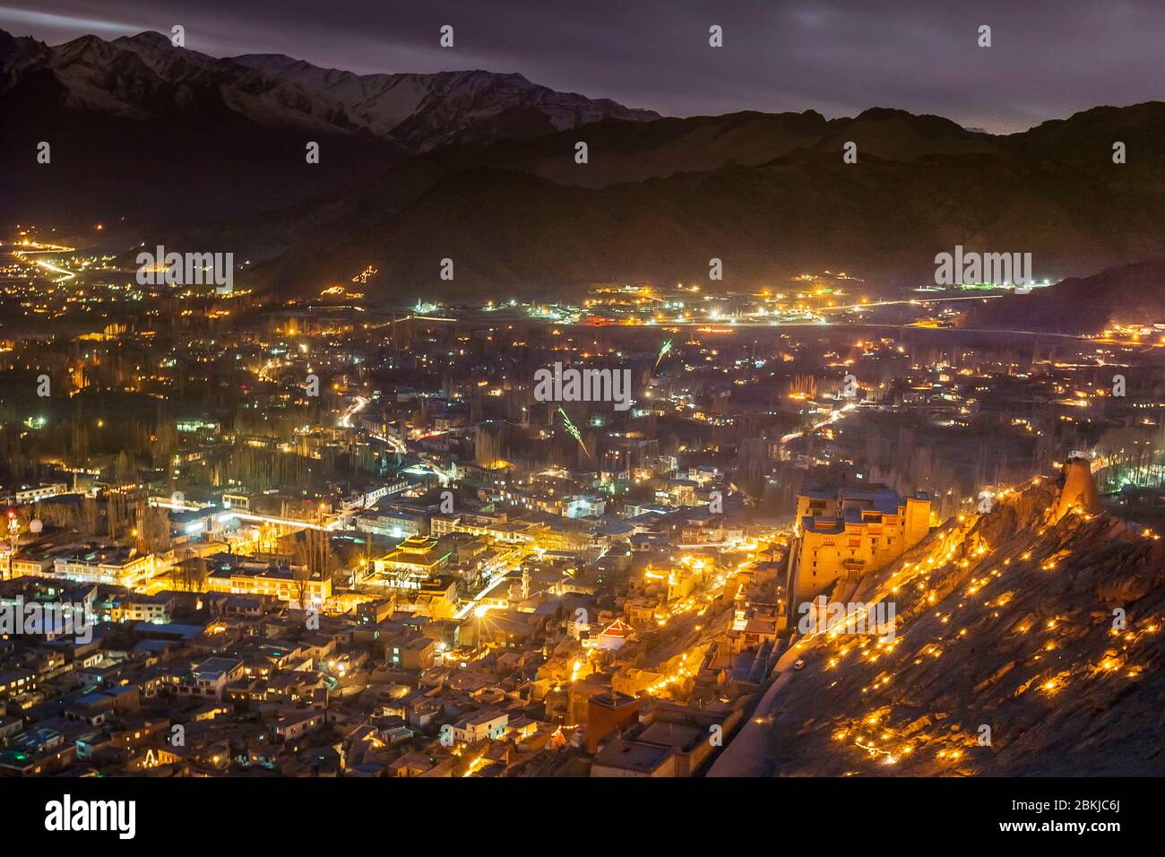Inde, Jammu-et-Cachemire, Ladakh, Leh, Losar, célébration tibétaine du nouvel an, vue de nuit élevée de la ville dominée par le Palais royal en ruines éclairé par des bougies, altitude 3500 mètres Banque D'Images