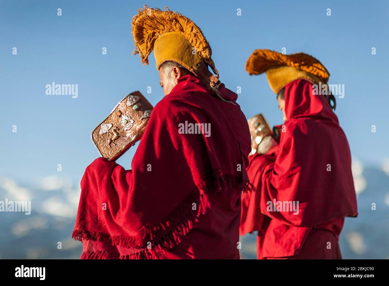 Inde, Jammu-et-Cachemire, Ladakh, vallée de l'Indus, Thiksey Gompa, deux moines appellent à la prière, soufflant dans le dung-dkar, décoré de conques cornes, altitude 3600 mètres Banque D'Images