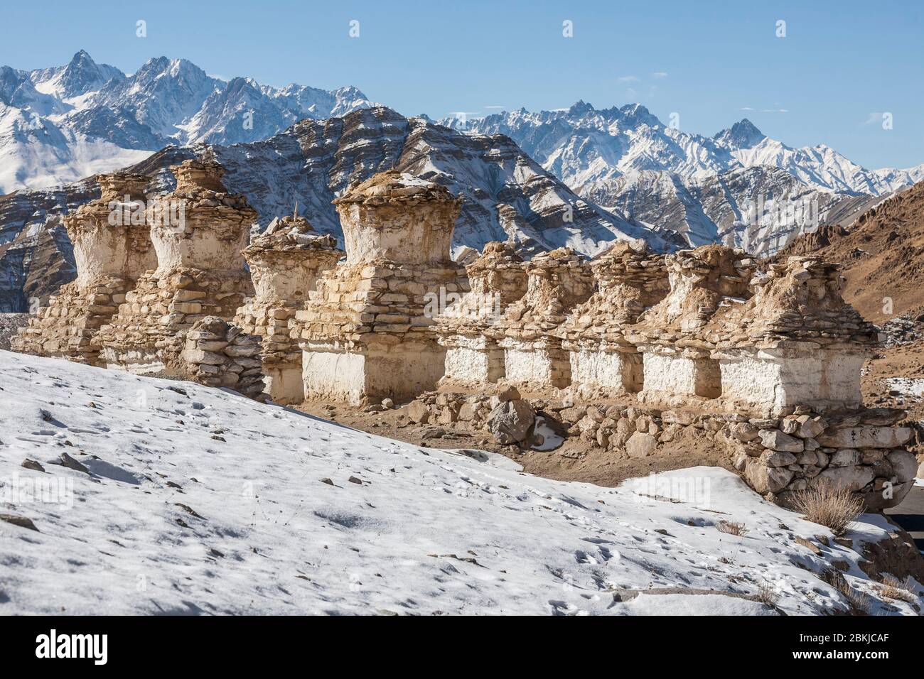 Inde, Jammu-et-Cachemire, Ladakh, Likir Gompa, accords alignés et montagnes enneigées en arrière-plan, altitude 3200 mètres Banque D'Images