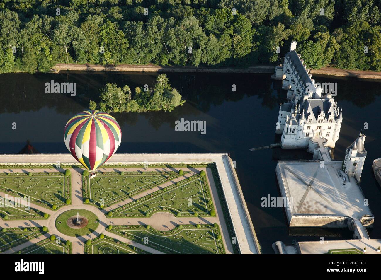 France, Indre et Loire, vallée de la Loire classée au patrimoine mondial de l'UNESCO, Chenonceaux, château de Chenonceau (vue aérienne) jardin de Catherine de Médicis survolé par une montgolfière Banque D'Images
