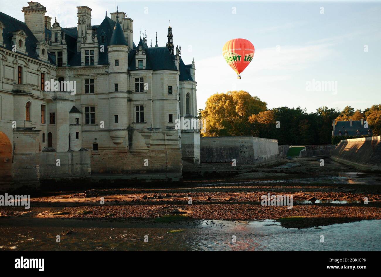 France, Indre et Loire, vallée de la Loire classée au patrimoine mondial de l'UNESCO, Chenonceaux, château de Chenonceau, château de Chenonceau sur le cher sec et montgolfière Banque D'Images