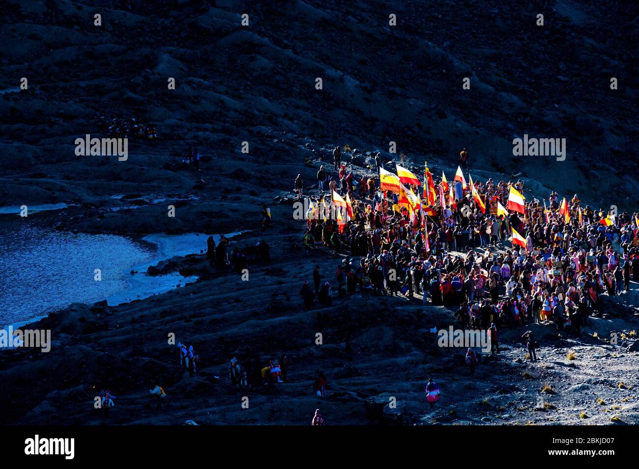 Pérou, Cusco, Mahuayani, Cordillera de Sinakara, pèlerinage de Qoyllur R'iti, salutation au soleil levant, par les nations quechua, chacune rassemblée dans leur lieu de culte traditionnel Banque D'Images