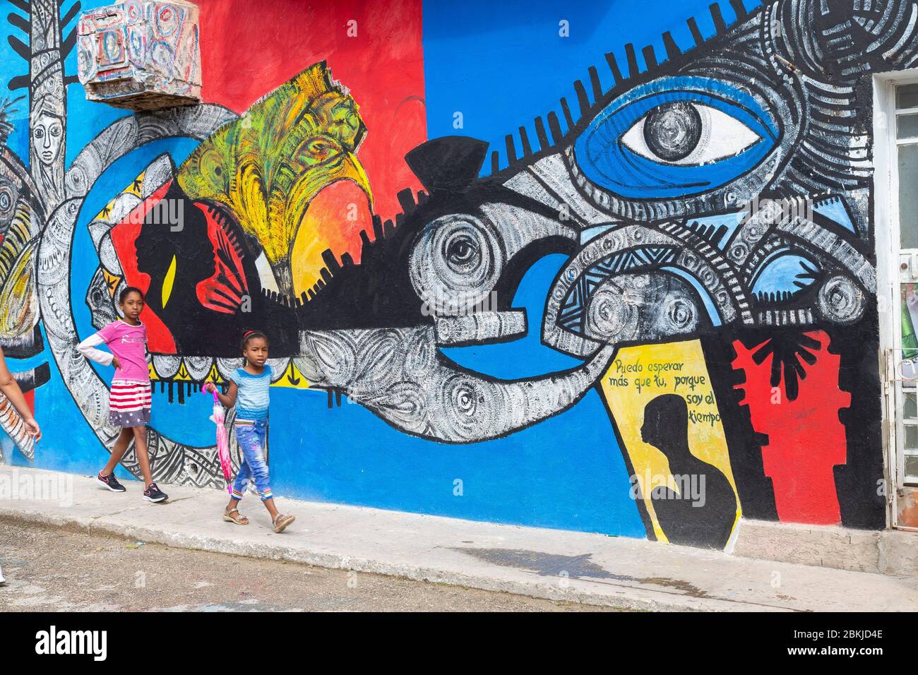 Cuba, La Havane, le quartier de Centro Habana, Callejon de Hamel est l'œuvre de Salvador Gonzalez Escalona, peintre, muraliste et sculpteur cubain, afro-cubaine en style inspiré de Santeria, un cousin de la religion vaudou Banque D'Images