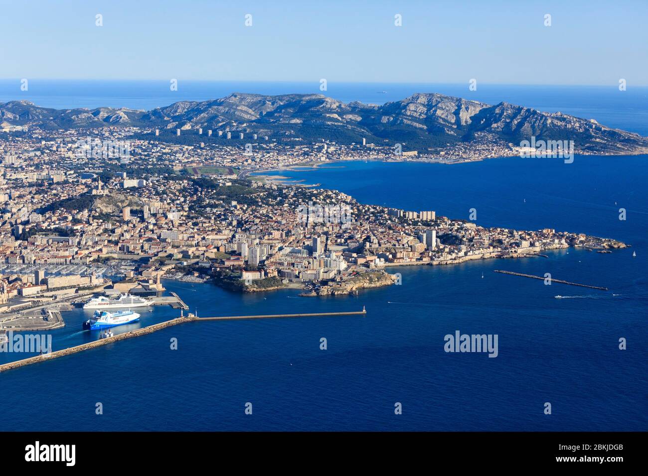 France, Bouches du Rhône, Marseille, la Digue du large, avant le port de la Joliette, entrée du Vieux Port, Pointe du Pharo, Anse et digue des Catalans, Pointe d'Endoume, massif de Marseilleveyre en arrière-plan (vue aérienne) Banque D'Images