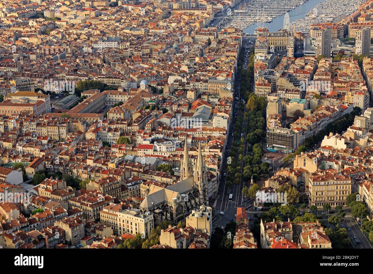 France, Bouches du Rhône, Marseille, 1ère arrondissement, quartier des Thiers, la Canebière, le Vieux Port en arrière-plan (vue aérienne) Banque D'Images