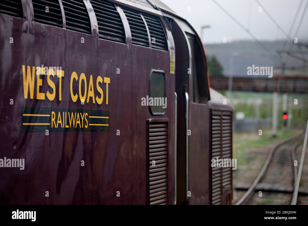 Logo West Coast Rail sur une locomotive de classe 37 avec un signal de danger rouge. Banque D'Images