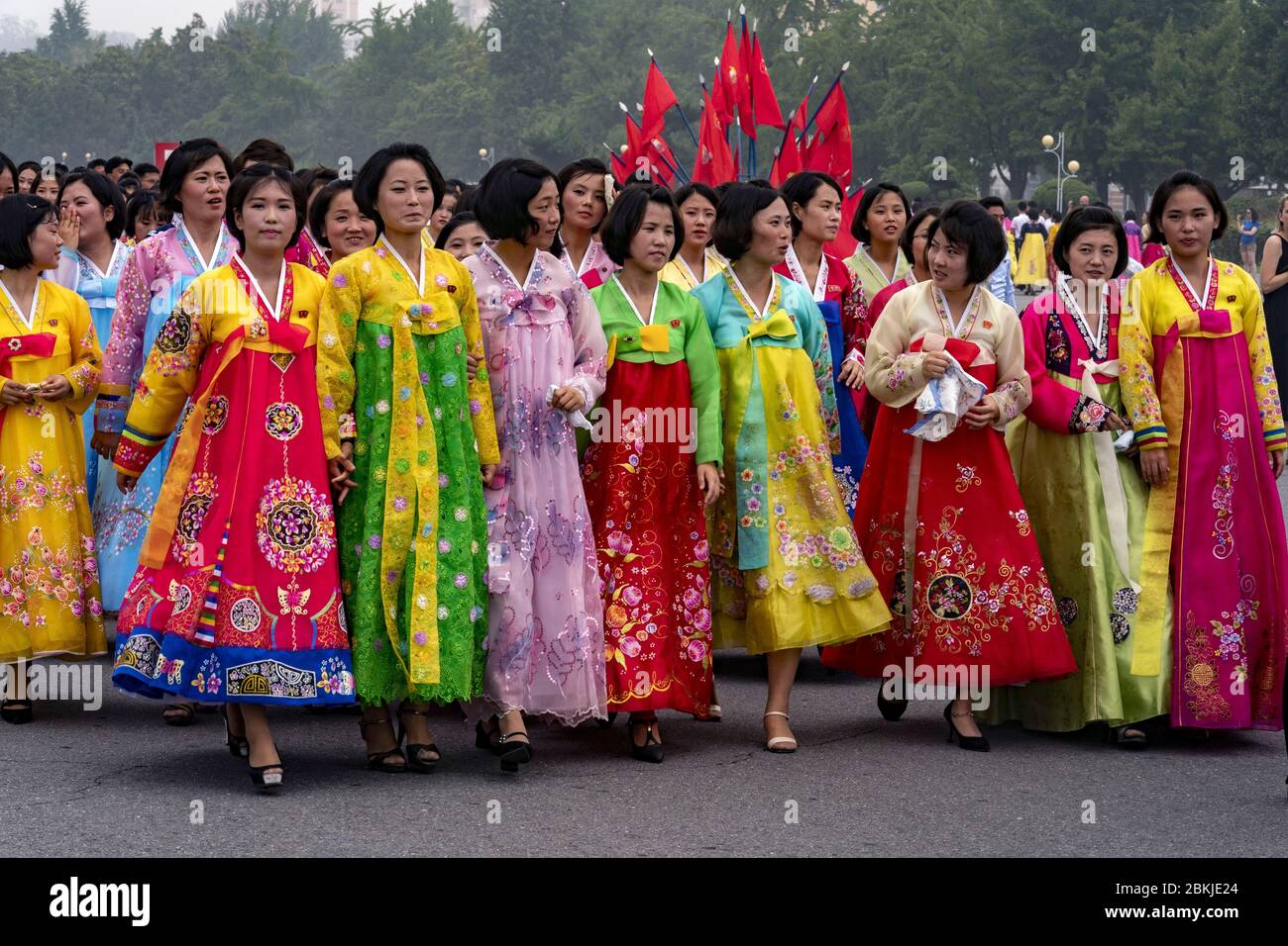 La Corée du Nord, Pyongyang, des étudiants dansant pour la journée nationale commémorant la fondation de la République populaire de Corée du Nord Banque D'Images