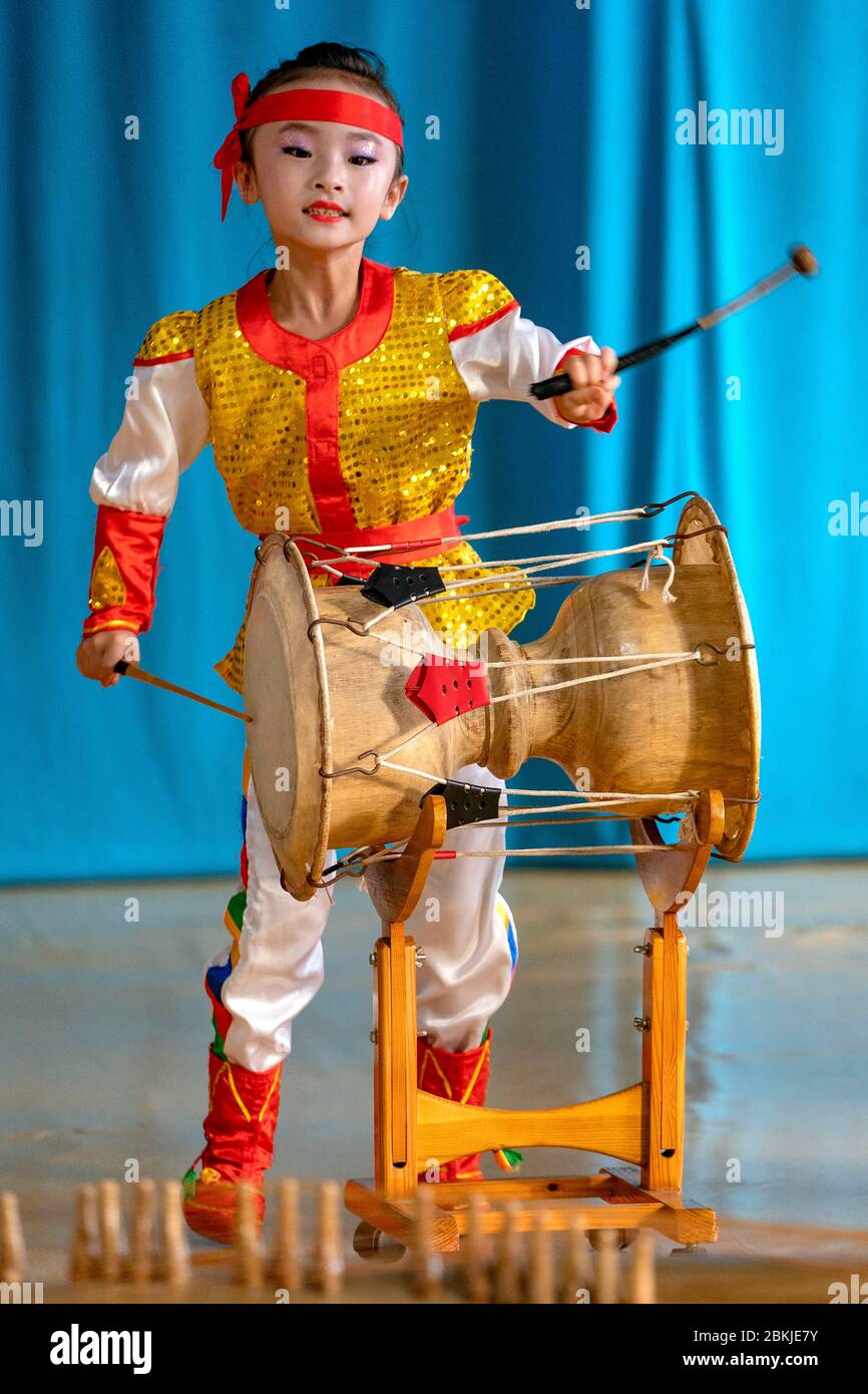 Corée du Nord, le Chonglin steelworks maternelle, concert des enfants, est la deuxième plus grande ville du pays Banque D'Images