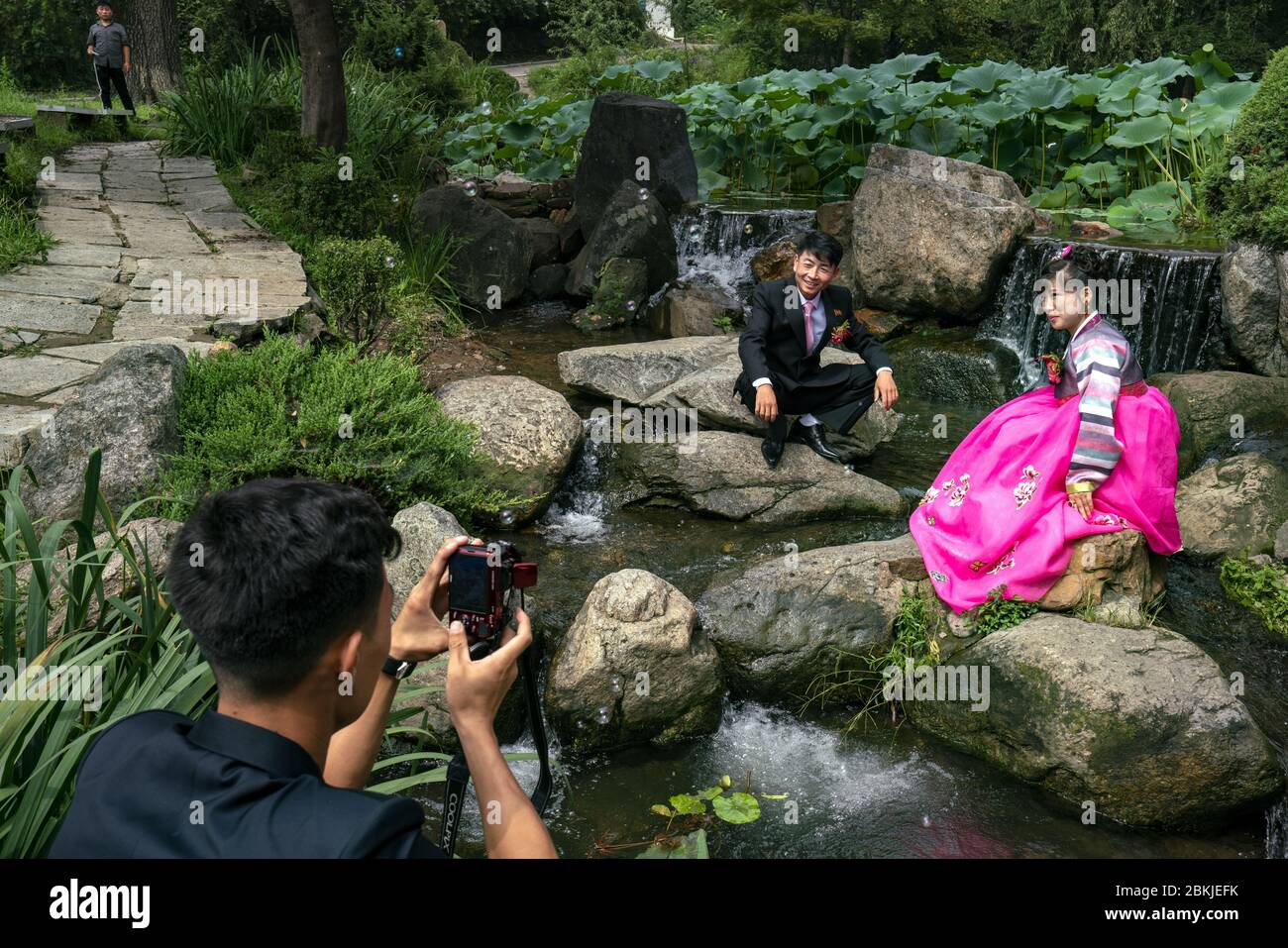 Corée du Nord, Pyongyang, marié et épouse dans le parc Moranbong Banque D'Images