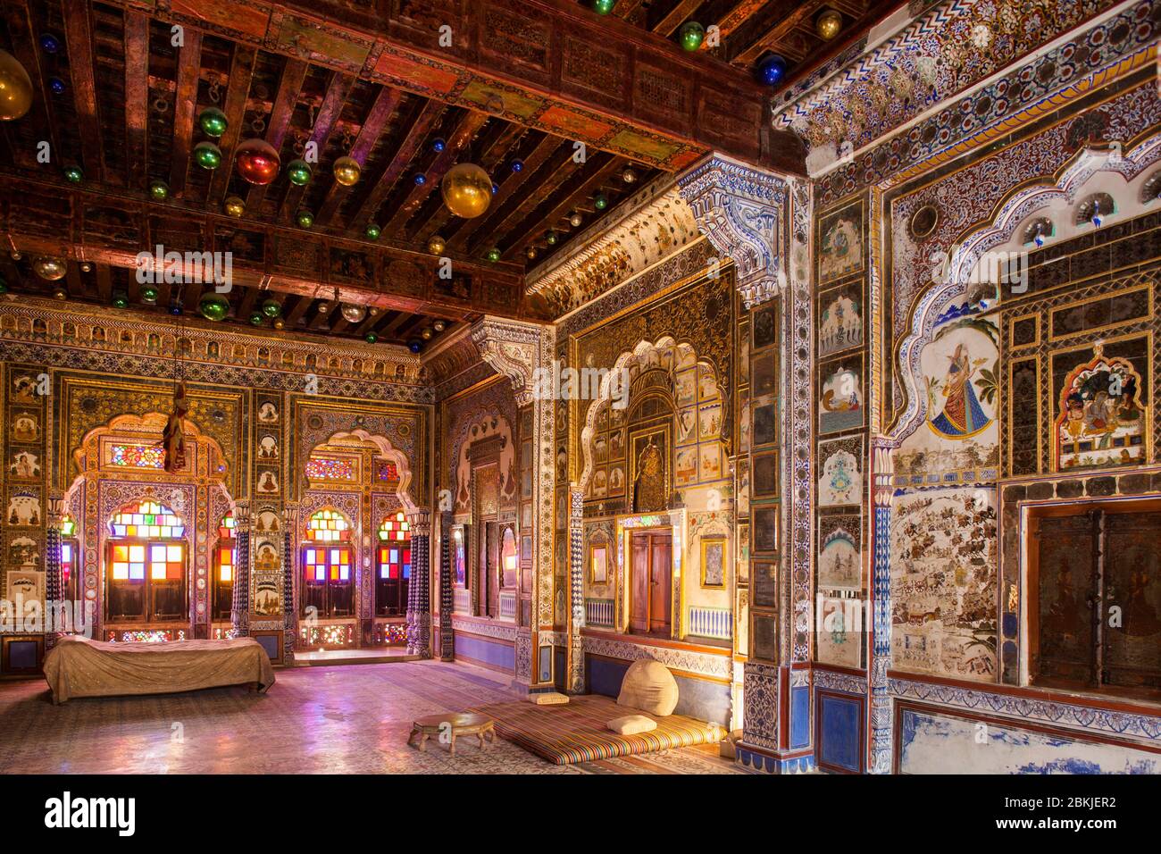 Inde, Rajasthan, Jodhpur, fort Mehrangarh, Takhat Vilas, salle de Maharaja Takhat Singh, décorée de miroirs et de vitraux Banque D'Images