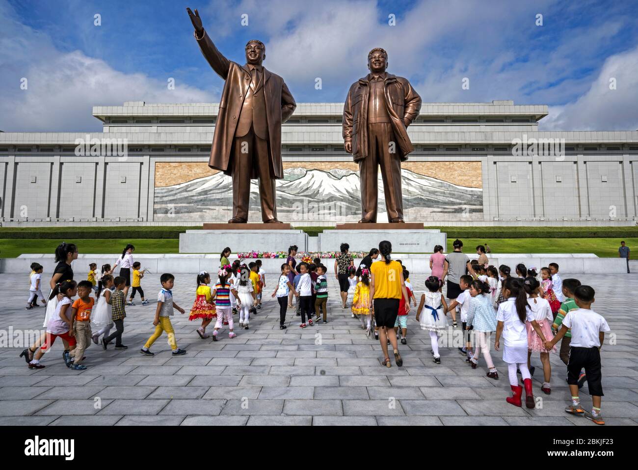 Corée du Nord, Pyongyang, enfants de l'école primaire visitant Mansu Hill Banque D'Images