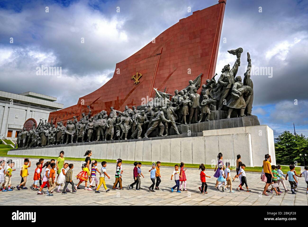 Corée du Nord, Pyongyang, enfants de l'école primaire visitant Mansu Hill Banque D'Images