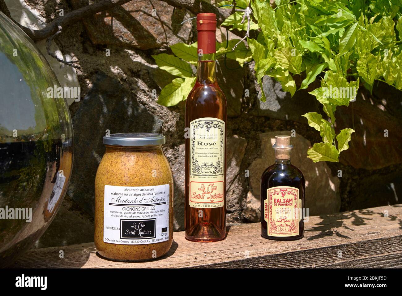 France, Var, Dracenie, Callas, Clos Saint-Antoine produits : bonbonne, pot de moutarde artisanale, bouteilles de vinaigre balsamique et à l'ancienne Banque D'Images