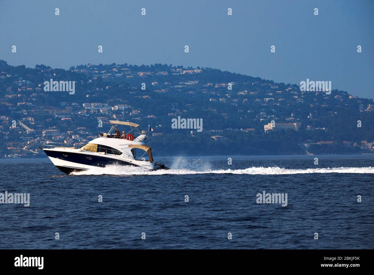 France, Var, Hyères, Speedboat au large de la péninsule de Giens Banque D'Images