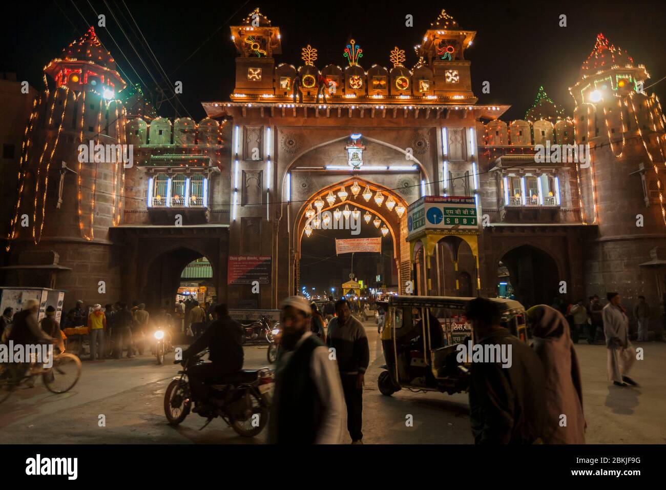 Inde, Rajasthan, Bikaner, vue nocturne de la circulation et des passants devant Kote Gate Banque D'Images