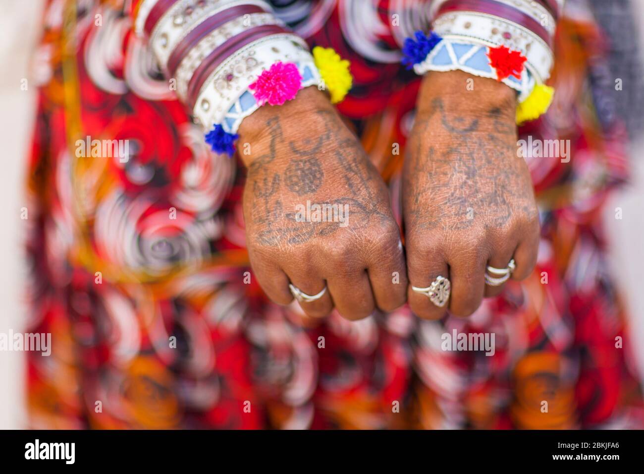 Inde, Rajasthan, Pushkar, détail d'un tatouage sur les mains d'une jeune femme d'une famille tsigane Banque D'Images