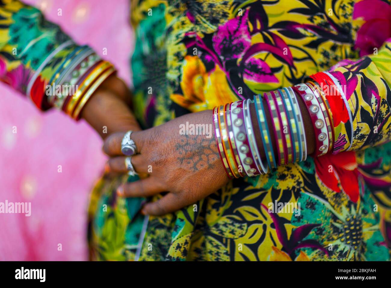 Inde, Rajasthan, Pushkar, détail d'un tatouage sur les mains d'une jeune femme d'une famille tsigane Banque D'Images