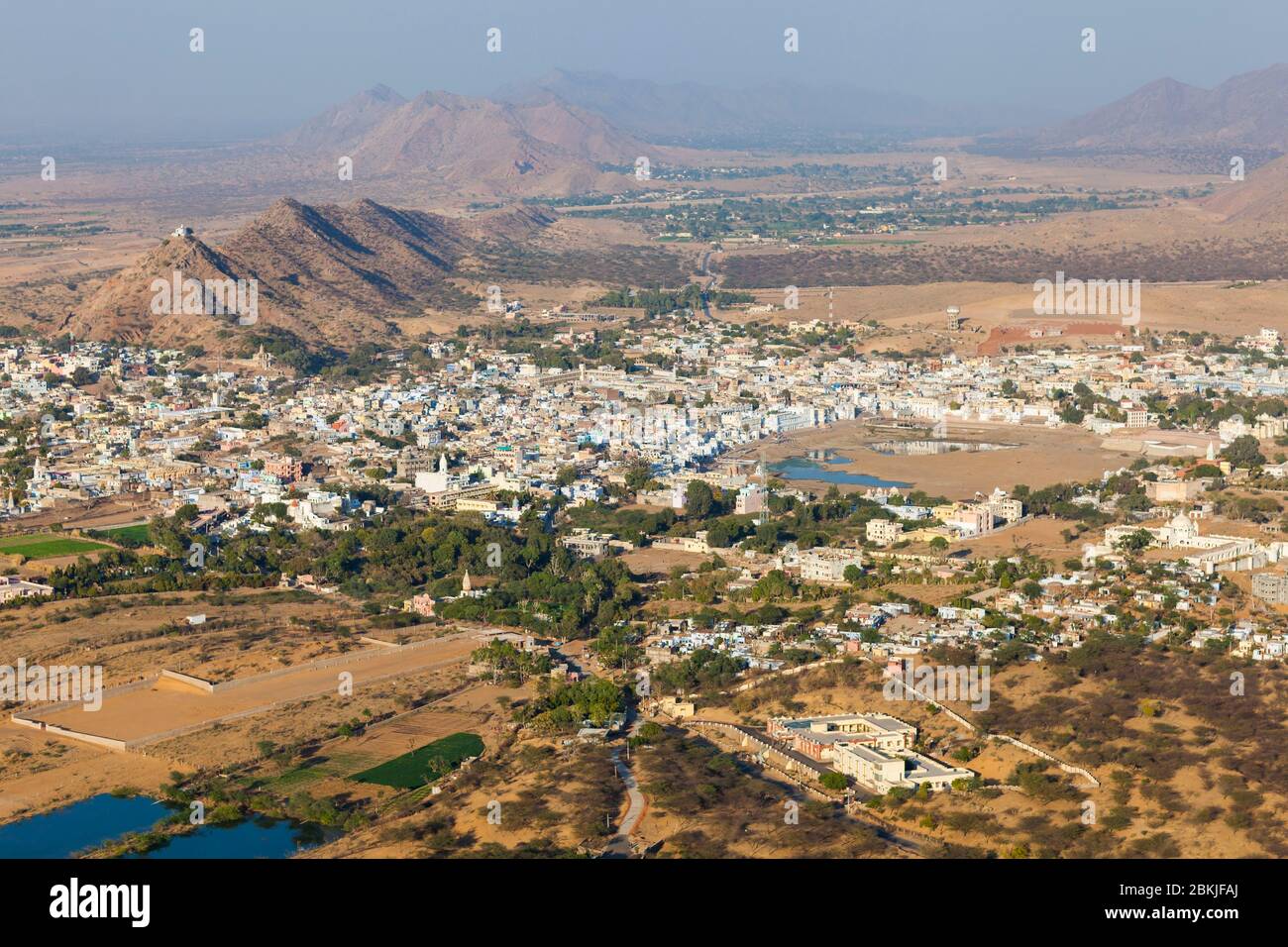 Inde, Rajasthan, Pushkar, vue élevée sur la ville depuis le sommet de la colline du temple de Savitri Banque D'Images