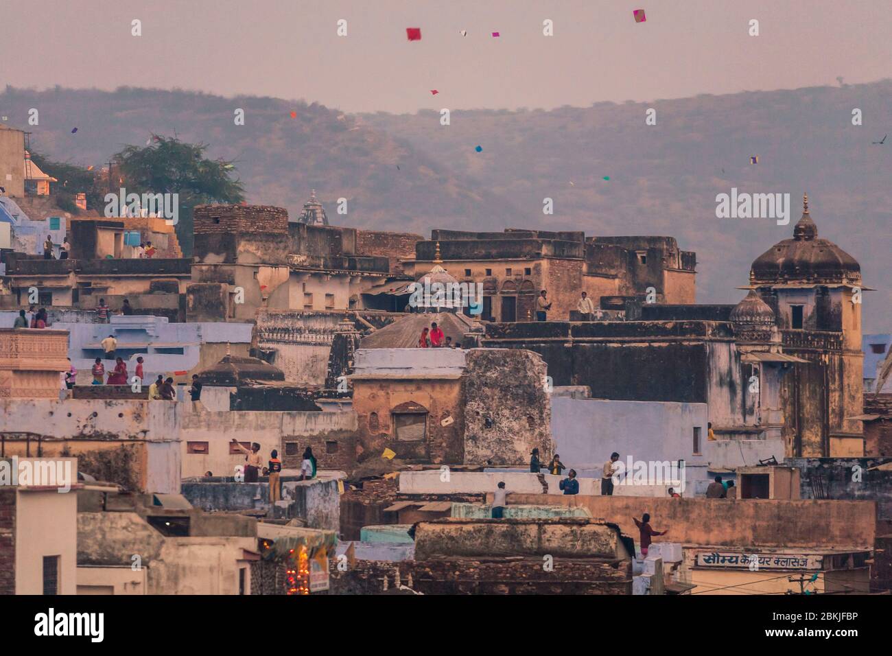 Inde, Rajasthan, Bundi, enfants jouant avec des cerfs-volants sur les toits pour célébrer Makar Sankranti Banque D'Images