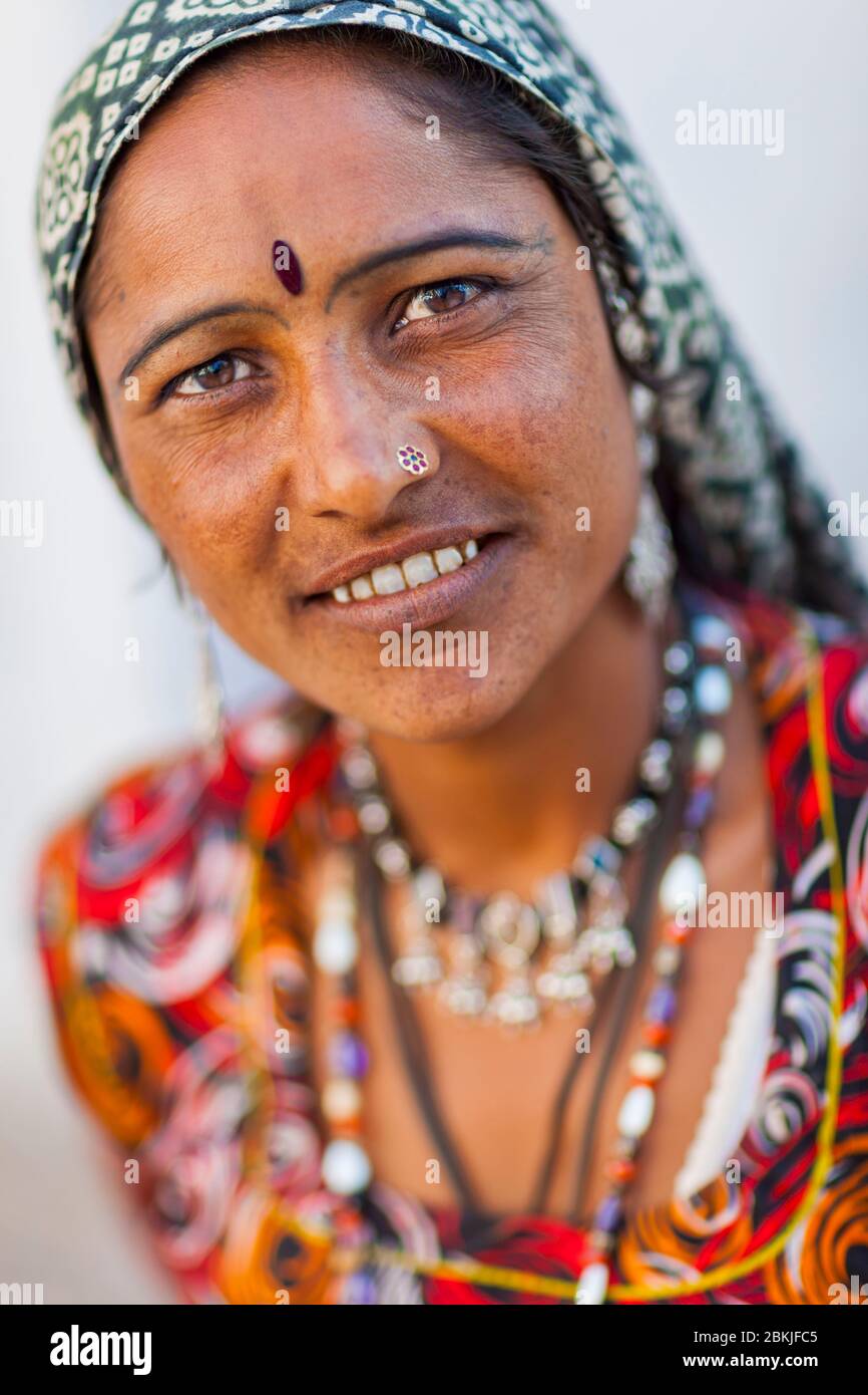 Inde, Rajasthan, Pushkar, portrait d'une jeune femme d'une famille tzigane Banque D'Images