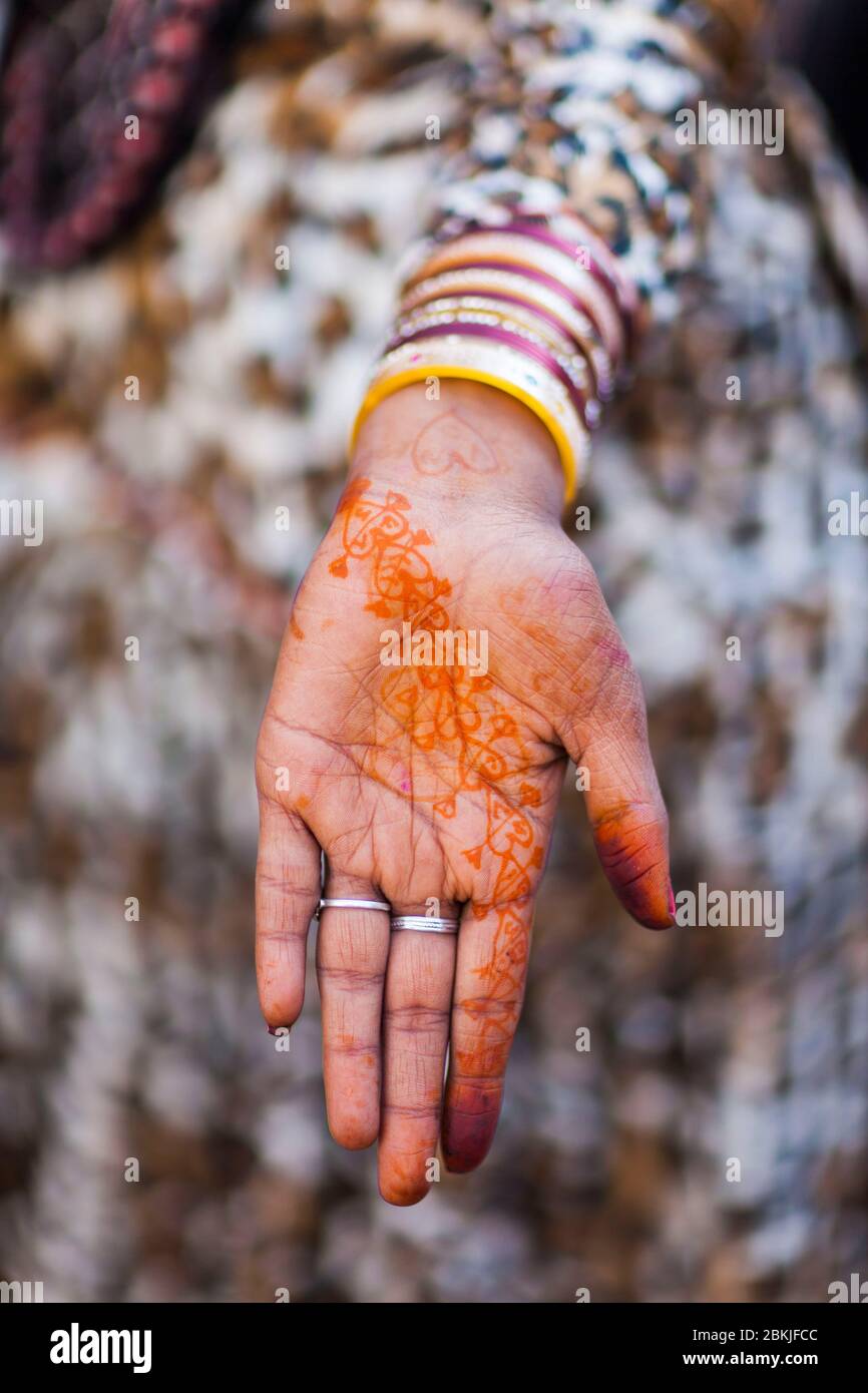 Inde, Rajasthan, Pushkar, henna design entre les mains d'une jeune femme d'une famille tzigane Banque D'Images
