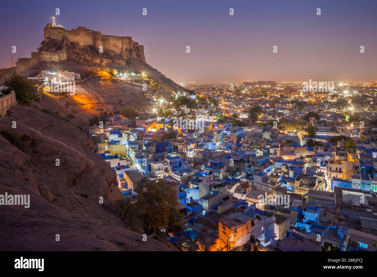 Inde, Rajasthan, Jodhpur, Pachetia Hill, vue générale de nuit de la ville bleue dominée par fort Mehrangarh Banque D'Images