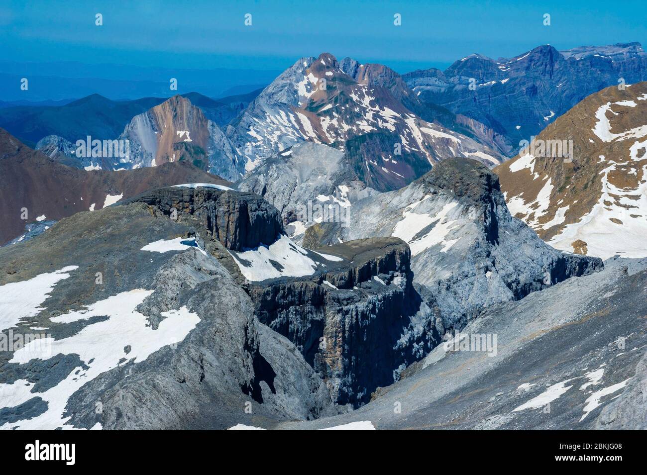 Espagne, Aragon, comarque de Sobrarbe, province de Huesca, Parc National d'Ordesa et Monte Perdido, classé au patrimoine mondial par l'UNESCO, sierra Tendenera et Peña de total à l'arrière, à partir du sommet de Marbore 3252 M. Banque D'Images