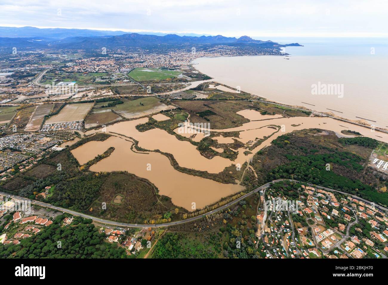 France, Var, Fréjus, inondation le lundi 25 novembre 2019, débordement de la rivière côtière d'Argens, étangs de Villepey, port de Fréjus et Saint Raphaël (vue aérienne) Banque D'Images