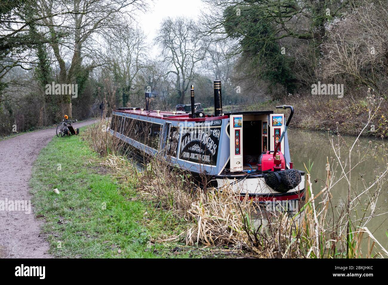 Le bateau-canal amarré le long du canal Kennet et Avon à Bradford on Avon en hiver, Wiltshire, Angleterre, Royaume-Uni Banque D'Images