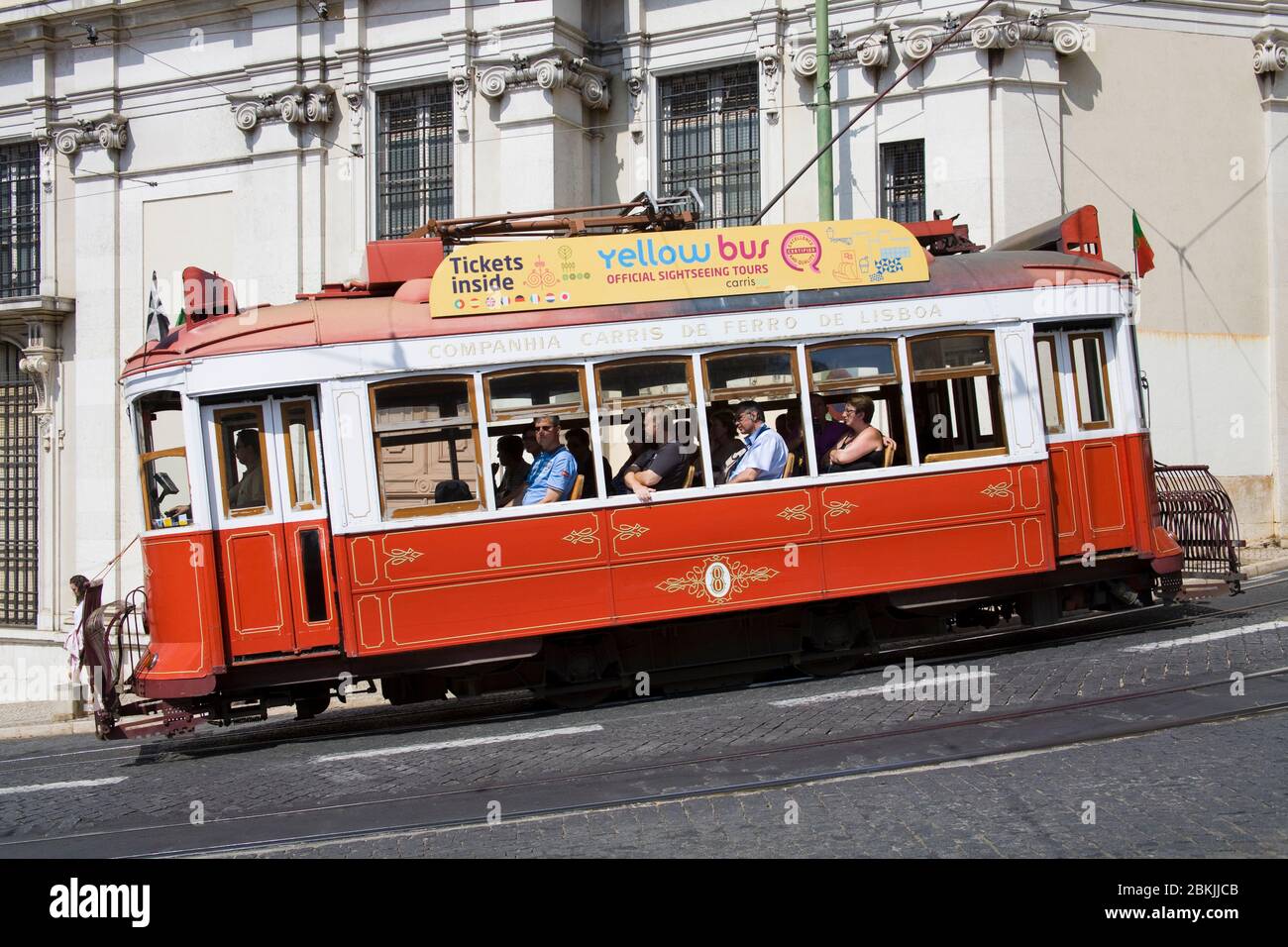 Tram 28 dans le quartier d'Alfama, Lisbonne, Portugal, Europe Banque D'Images