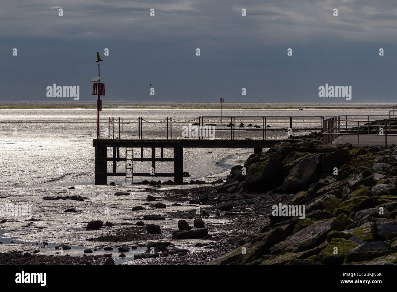 Jetée en bois, West Kirby. À marée haute sur l'estuaire de la Dee, il permet d'accéder du lac marin aux yachts amarrés. Banque D'Images