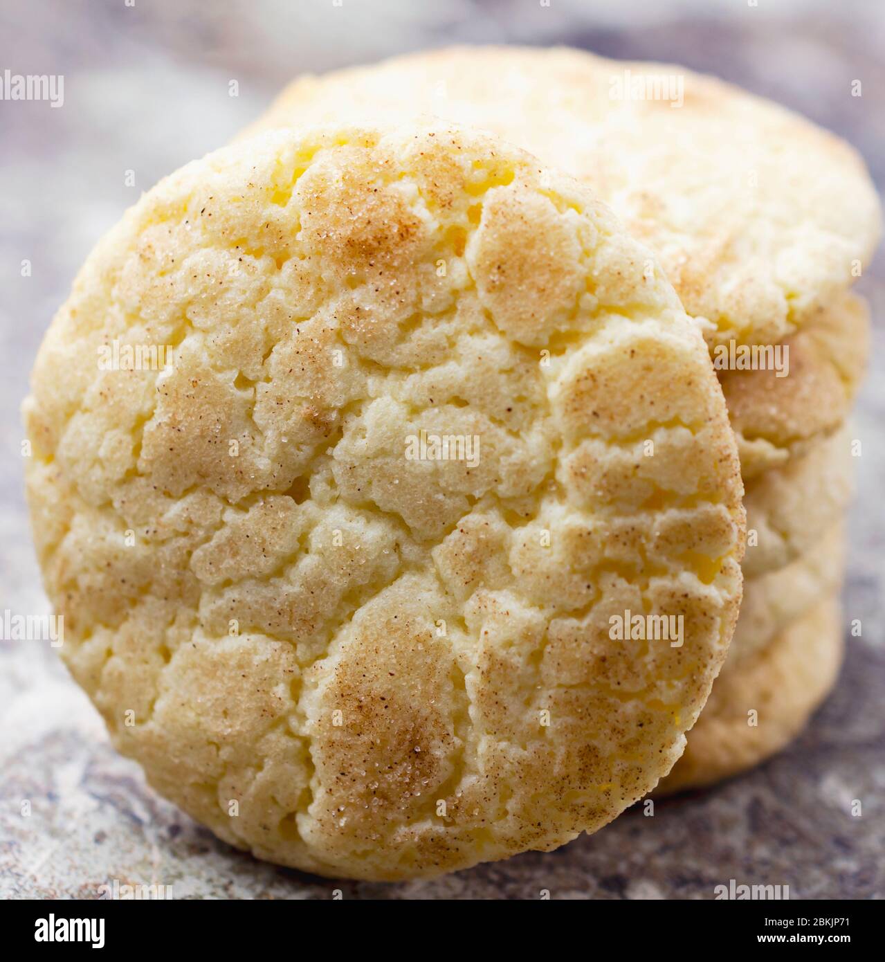 Une pile de biscuits snickerdoodle sur une surface en granit. Arrière-plan flou. Récolte carrée serrée. Gros plan sur les cookies face à la caméra. Banque D'Images