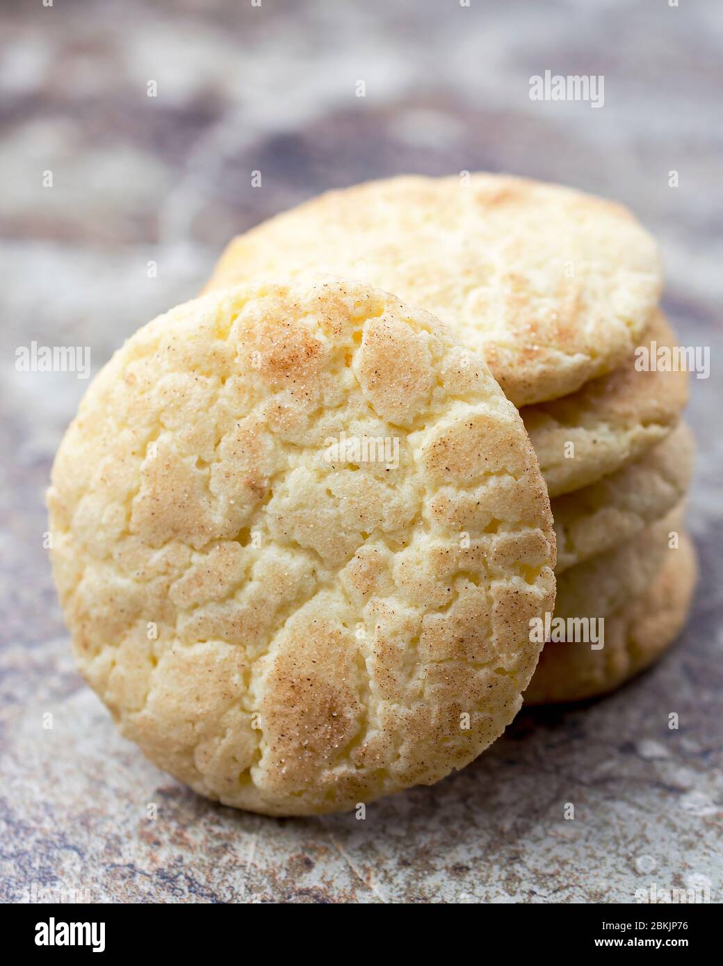 Une pile de biscuits snickerdoodle sur une surface en granit. Arrière-plan flou. Portrait rogné. Gros plan sur les cookies face à la caméra. Banque D'Images