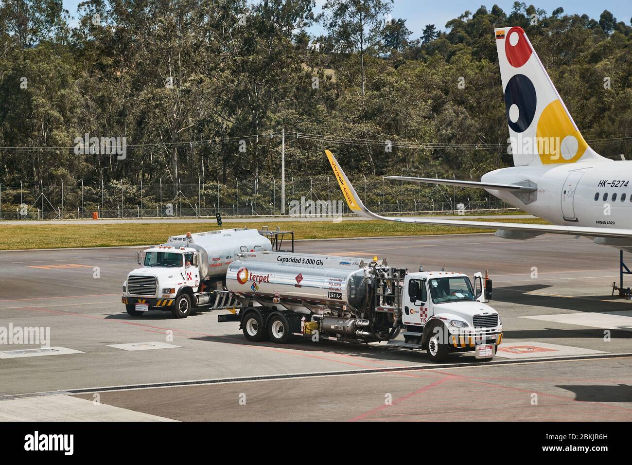 Camions-citernes à carburant à l'aéroport Banque D'Images