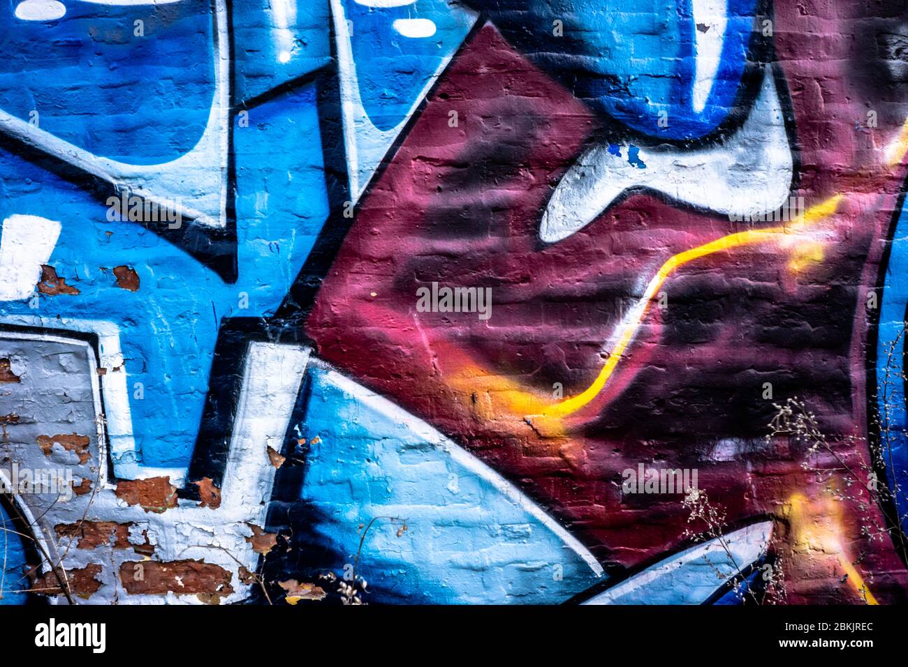 Abstrait graffiti coloré mur fond mettant en vedette notre travail d'art urbain avec des couleurs de bleu blanc rouille orange jaune et gris Banque D'Images