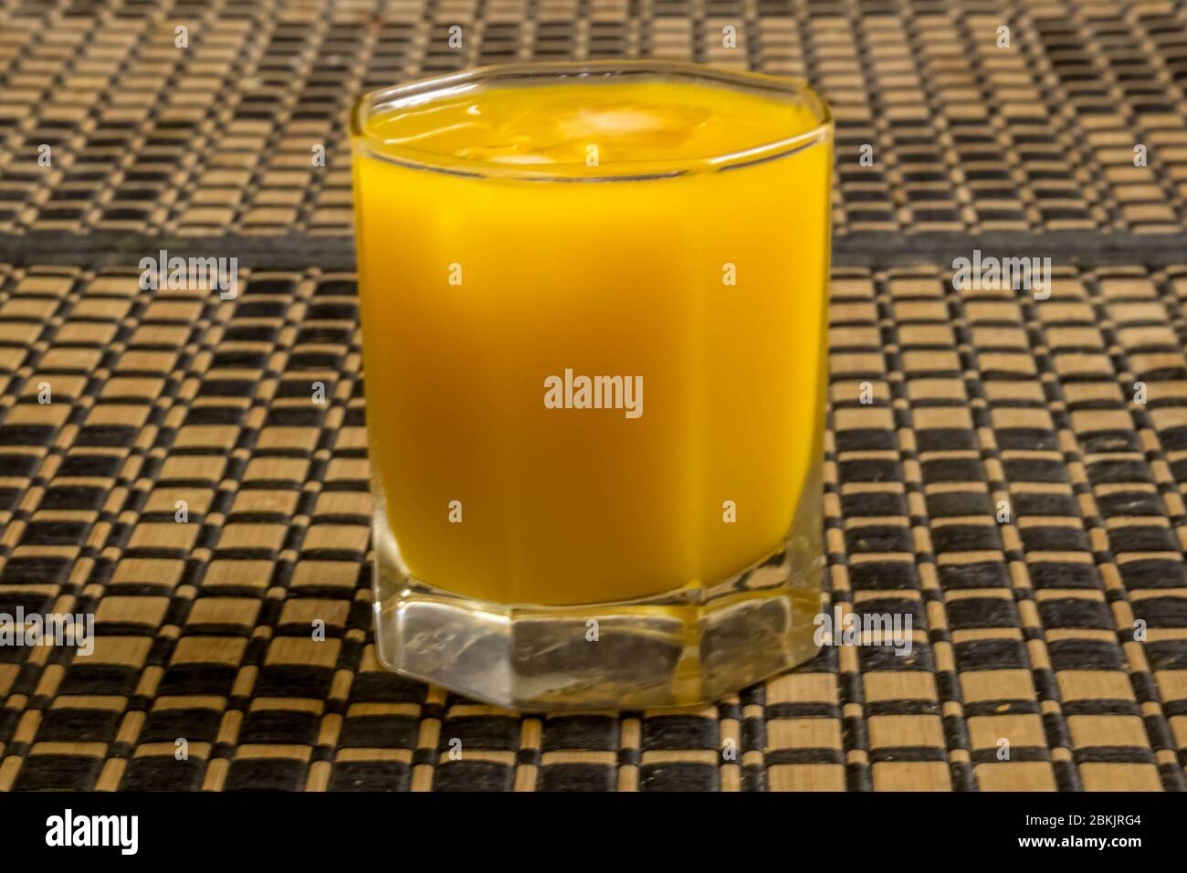 Jus de mangue froid frais prêt à boire Banque D'Images