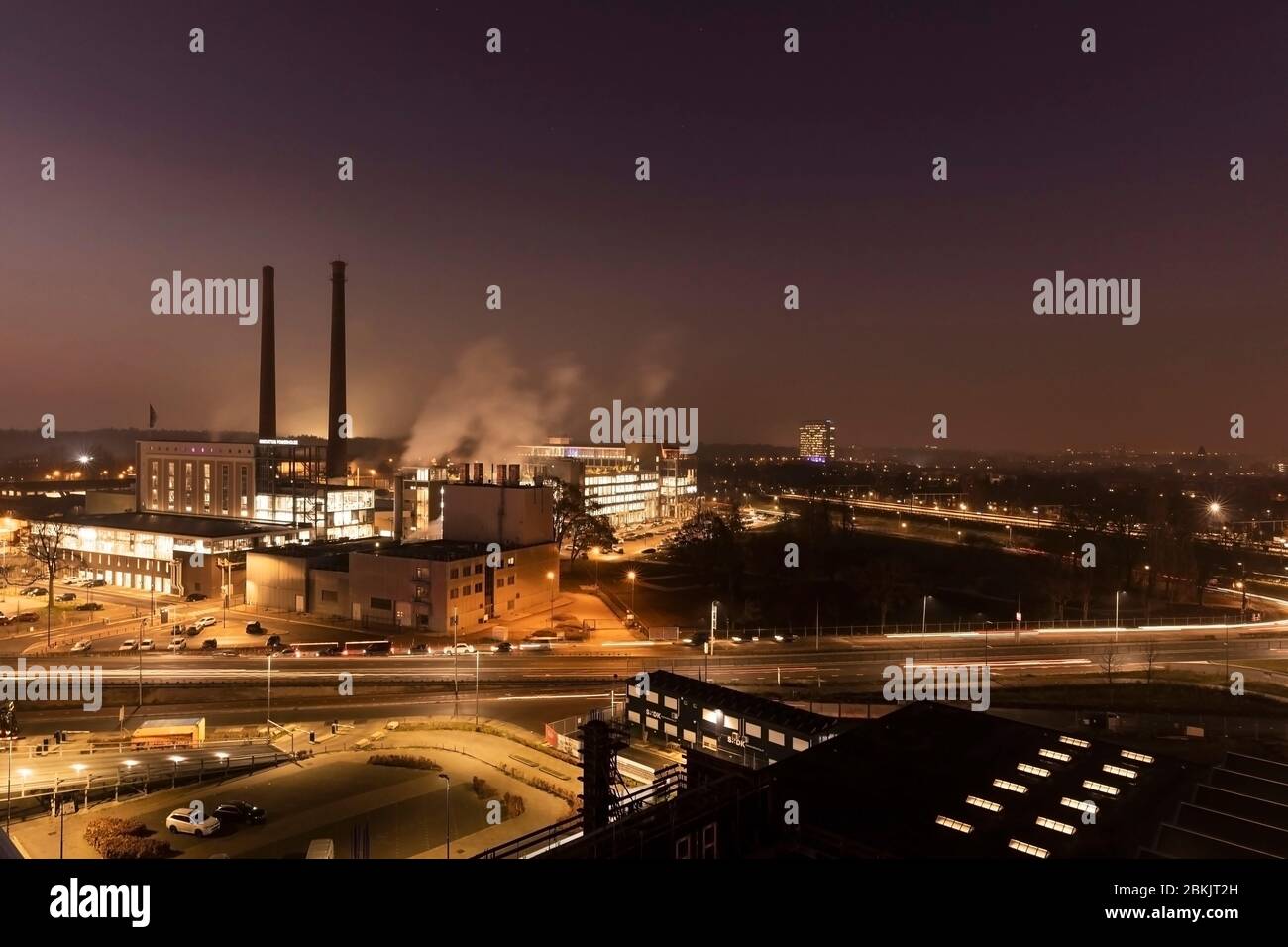 Eindhoven, pays-Bas, 3 décembre 2019. Vue sur la ville d'Eindhoven avec la célèbre centrale d'innovation Strijp T pendant le crépuscule avec un d Banque D'Images