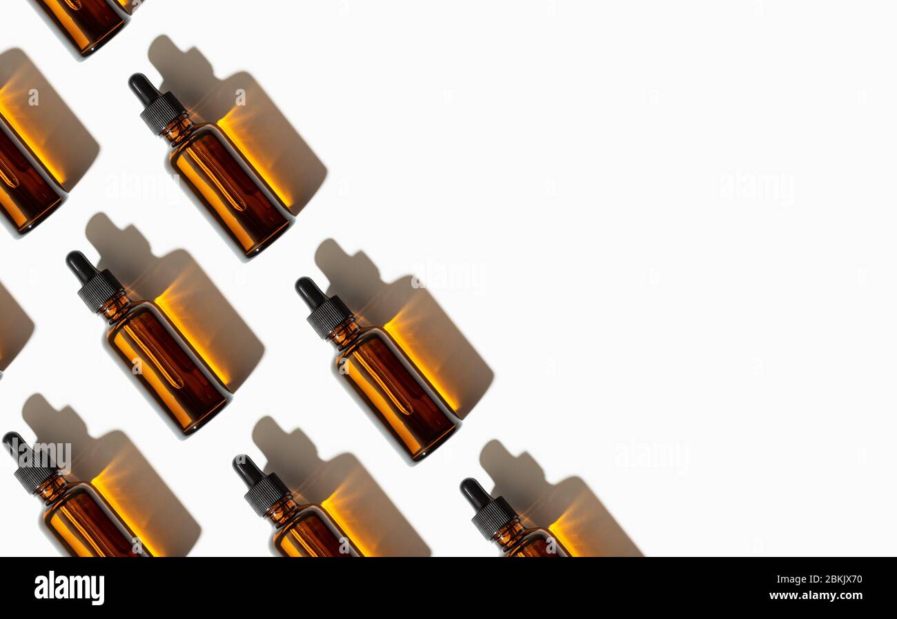 Motif de bouteille en verre d'huile essentielle ou de sérum isolé sur fond blanc. Copier l'espace Banque D'Images