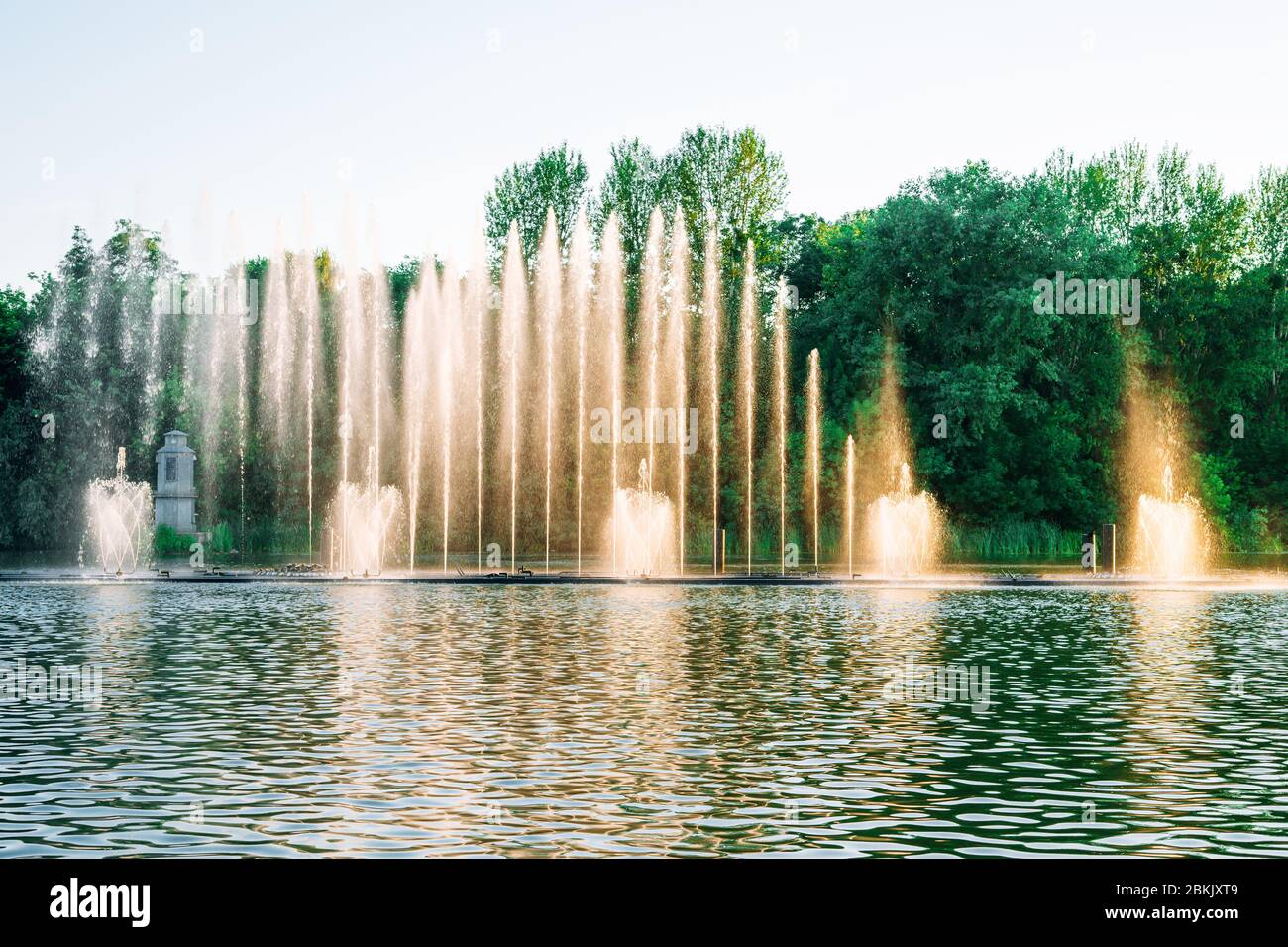 Vinnitsa, Ukraine. Les fontaines se présentent avec musique et couleurs. Fontaines éclaboussant sur la rivière. Des fontaines dansantes sur une belle soirée d'été Banque D'Images