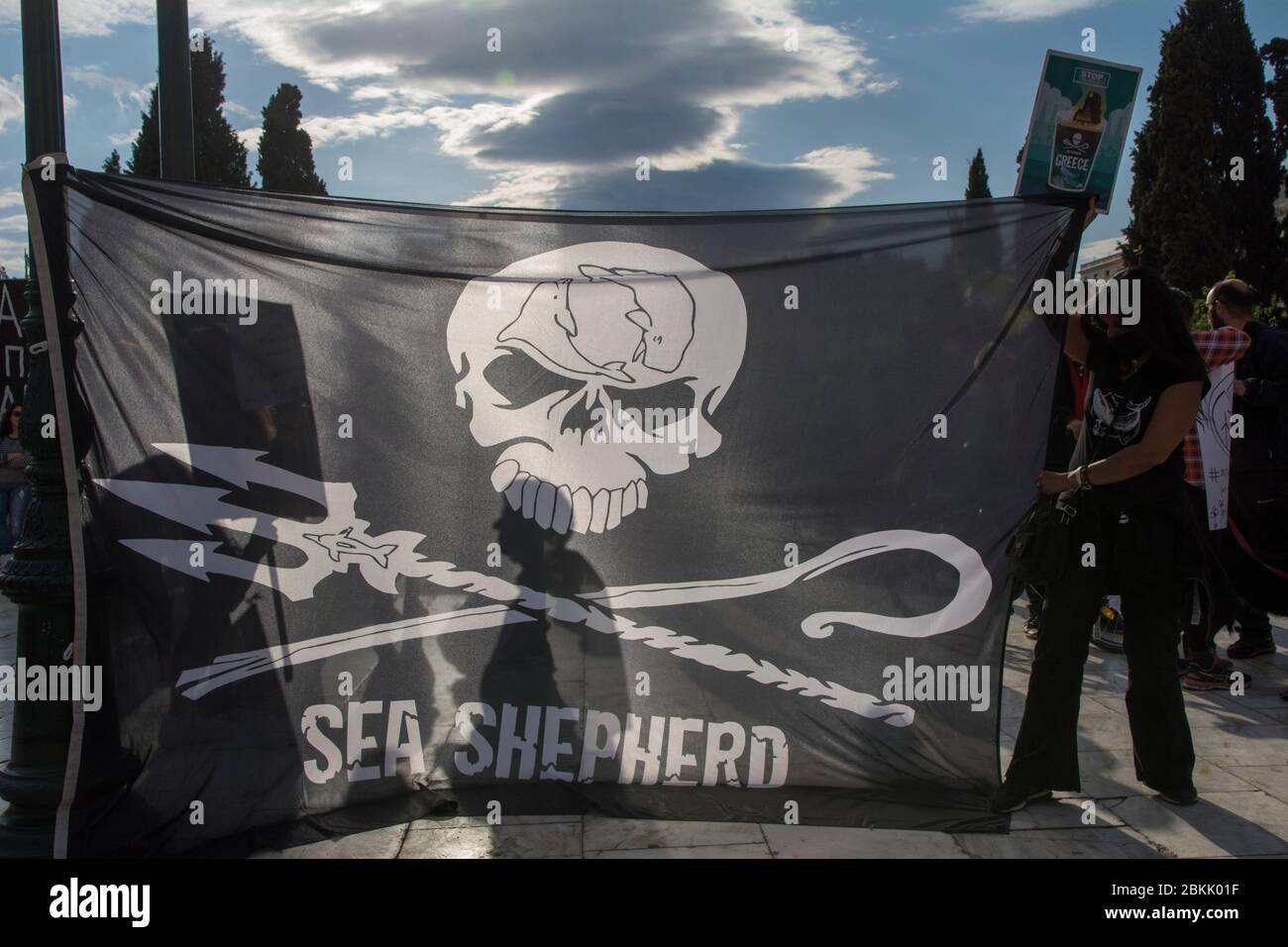 Athènes, Grèce. 4 mai 2020. Les manifestants tiennent des écriteaux et des banderoles portant des messages comme des forages pétroliers, des mines et des parcs éoliens. Des centaines de personnes se sont rassemblées devant le Parlement pour manifester contre le projet de loi sur l'environnement du gouvernement qui lève les restrictions et, comme le prétendent les activistes et les organisations environnementales, cela mettra gravement en danger l'environnement. Credit: Nikolas Georgiou/Alay Live News Banque D'Images