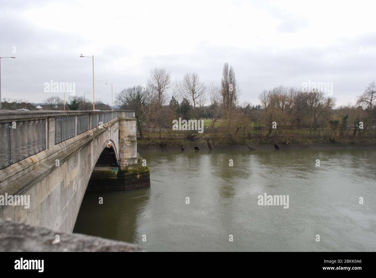 Pont Chiswick béton armé Portland Stone Thames Path Teddington to Kew, Richmond, Londres par Herbert Baker Alfred Dryland Banque D'Images