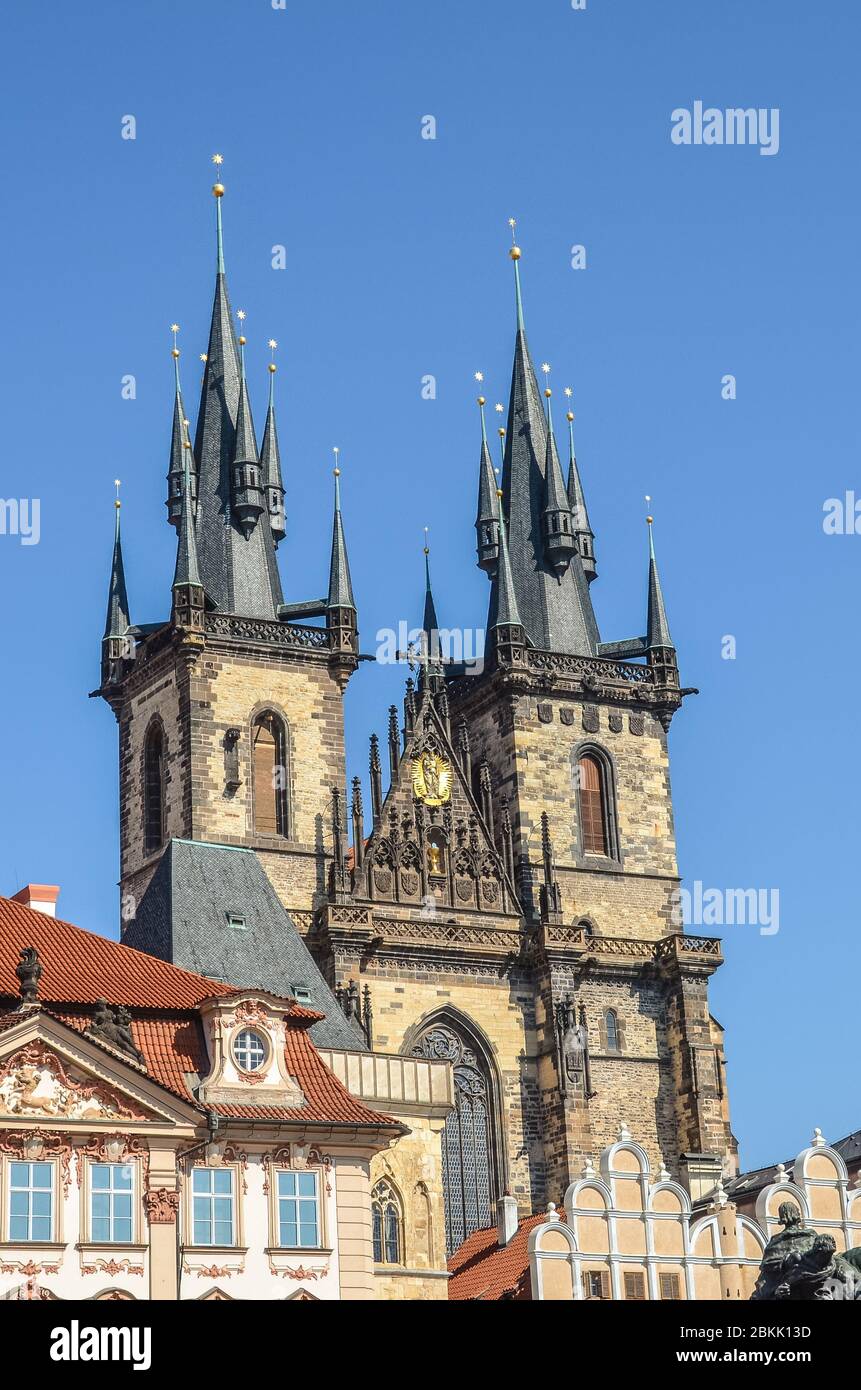 Bâtiments historiques de la vieille ville avec la face avant de l'église notre-Dame avant Tyn à Prague, République tchèque. Place de la vieille ville à Praha, Tchéquie. Sites touristiques. Photo verticale. Banque D'Images