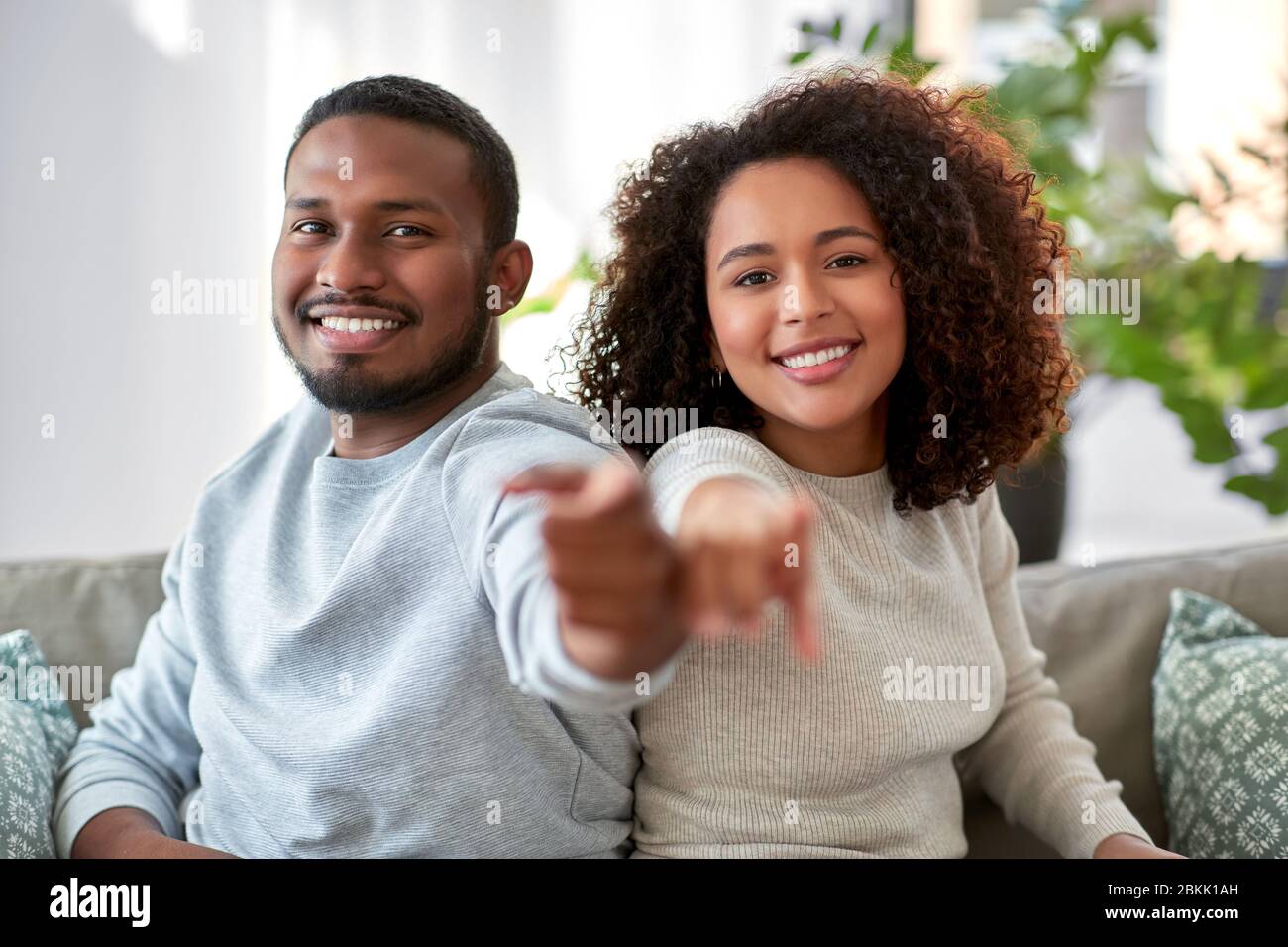 un heureux couple afro-américain qui pointe vers la caméra Banque D'Images