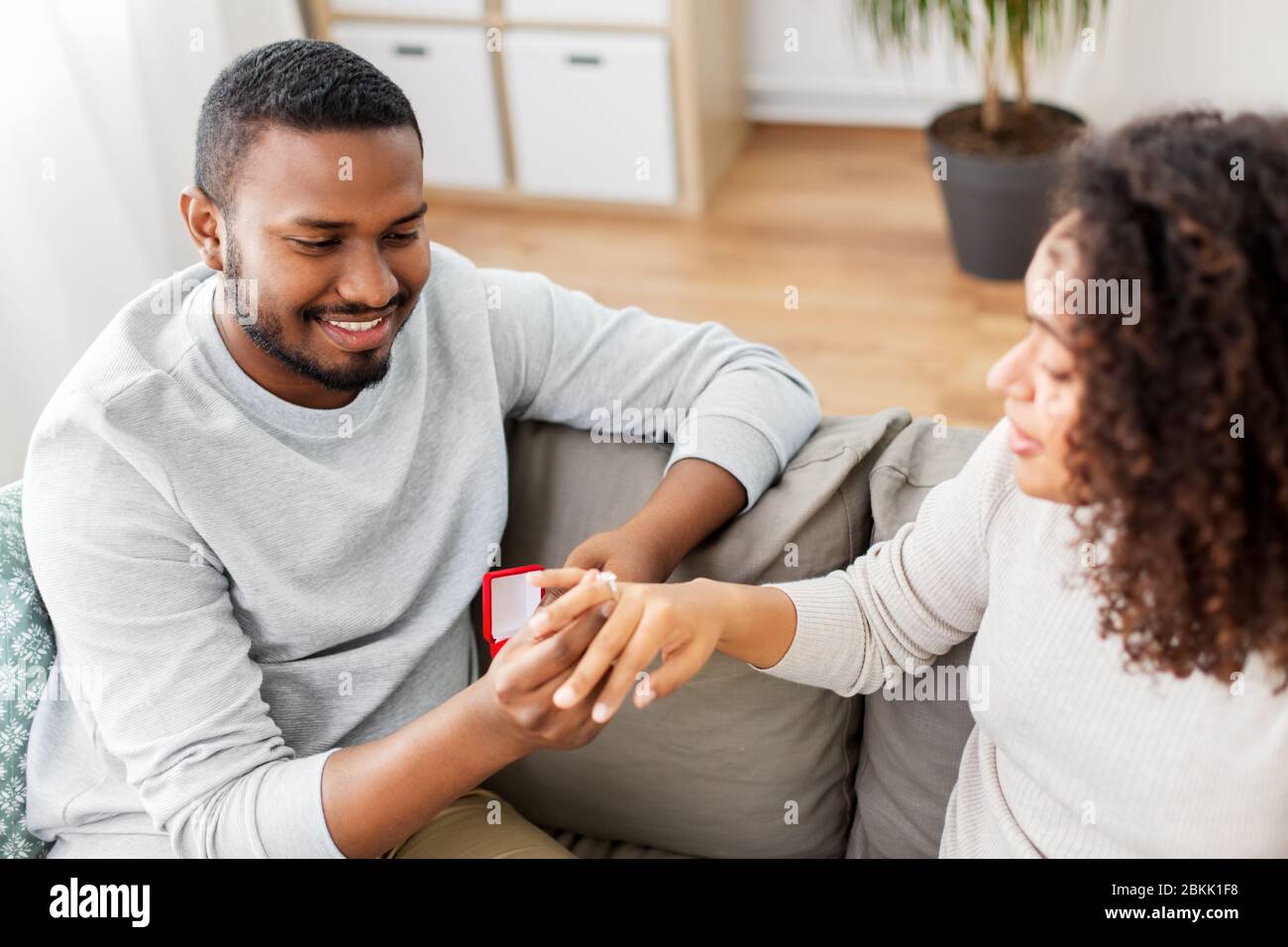 homme afro-américain donnant à la femme un anneau d'engagement Banque D'Images