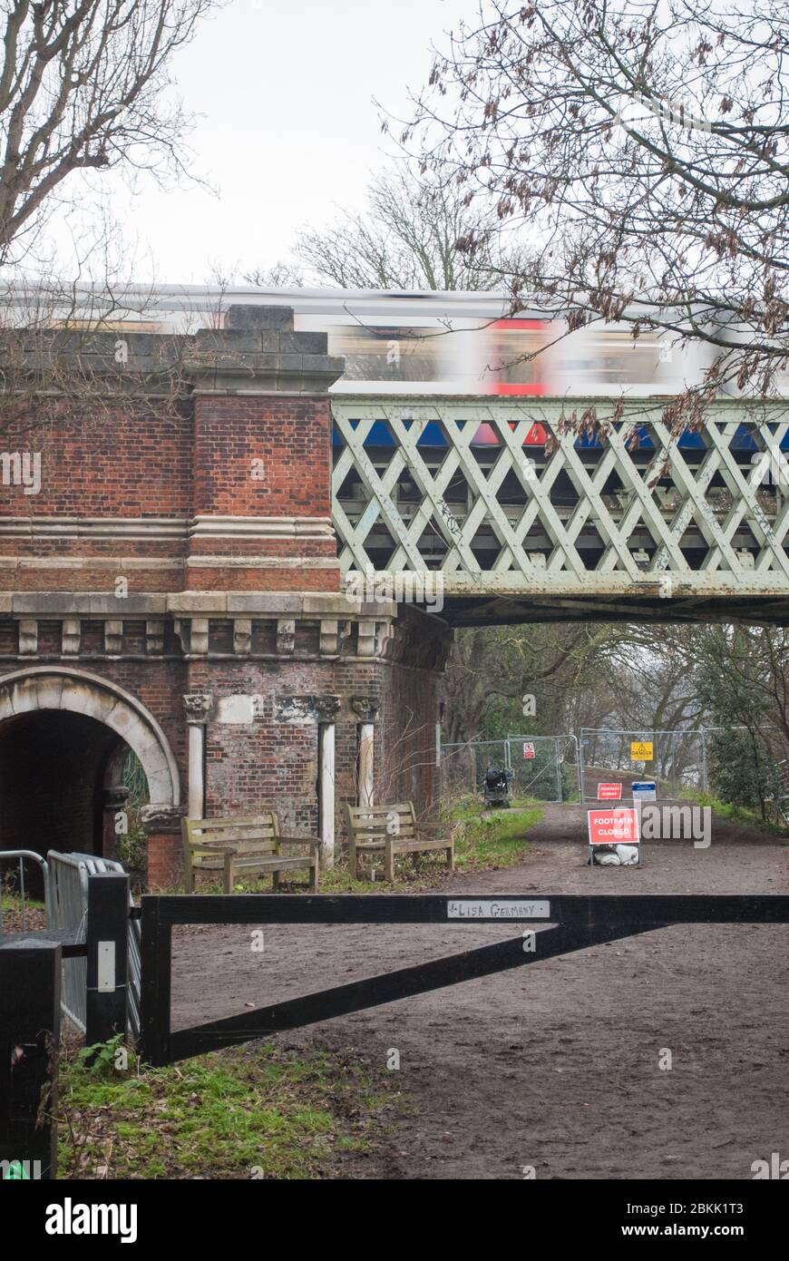 Kew Railway Bridge Thames Path Bench Thames Path Teddington to Kew, Richmond London Banque D'Images