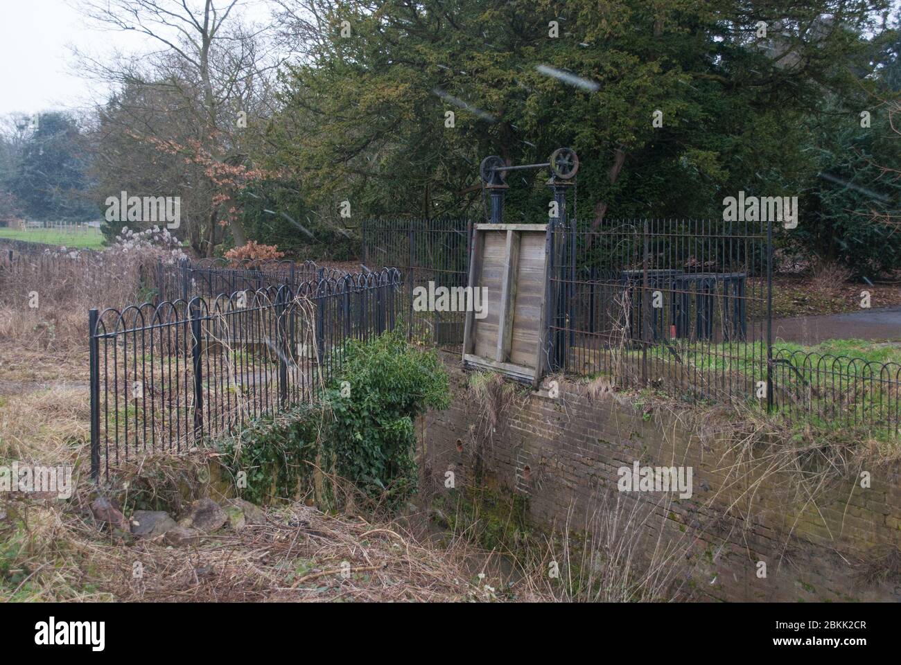 Petit bois de fer Drawbridge Crossing Ditch Stream avec PulleyThames Path Teddington à Kew Richmond upon Thames, Londres Banque D'Images