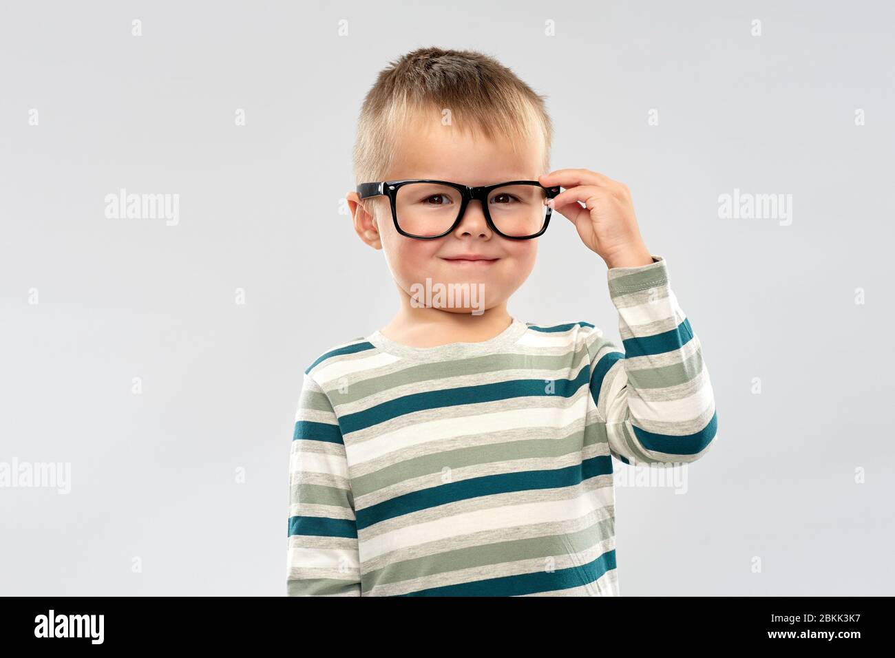 portrait d'un garçon souriant en lunettes Banque D'Images